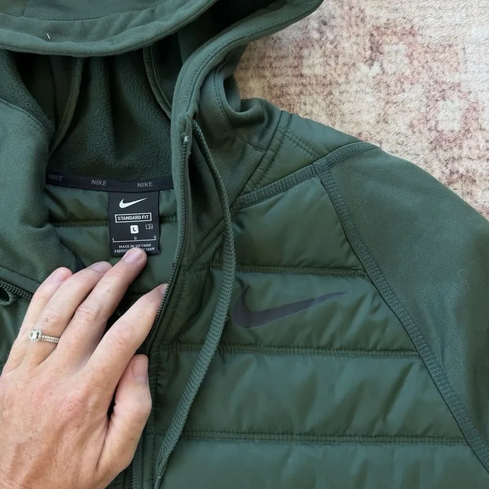 Men’s Nike Therma Synthetic Fill Training Green Jacket. BV6298-337. LARGE